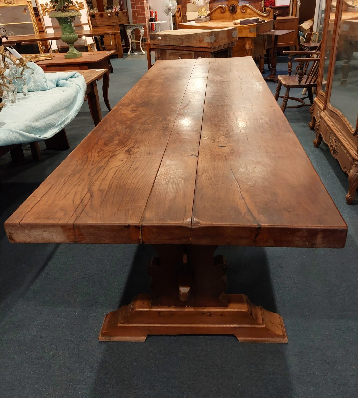 Large Oak pedastal Table. Town and Country Antiques
